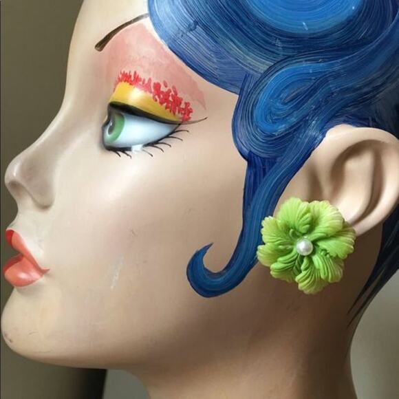 Vintage Green Flower with pearl statement earrings - Picture 8 of 9